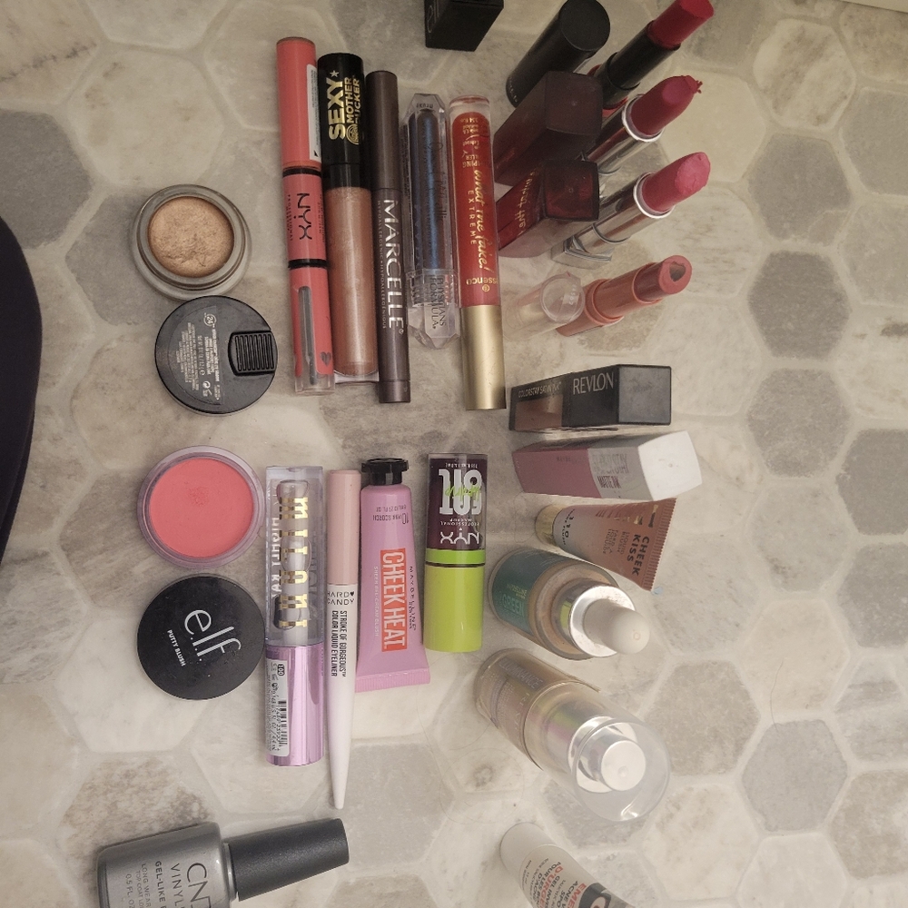 Makeup Bundle - Picture 3 of 5